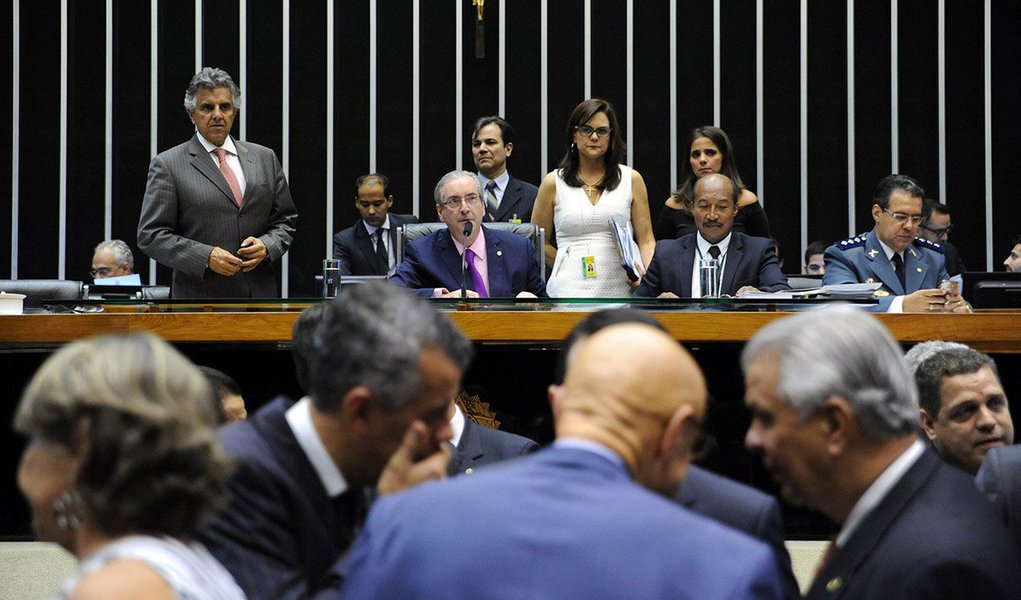 "A sessão de ontem prometia fortes emoções. Havia murmúrios de uma revolta latente. Tudo poderia acontecer. Nenhum deputado dirigiria a palavra ao presidente. Todos ficariam de costas para a mesa diretora", esperava Alex Solnik, como descreve em seu blog no 247; no entanto, a realidade foi outra: "Nem os deputados deram pelota para o noticiário que enlameia Cunha (com a honrosa exceção dos do PSOL), respeitaram-no o tempo todo, jamais questionaram sua legitimidade, sempre o chamando de 'presidente'"