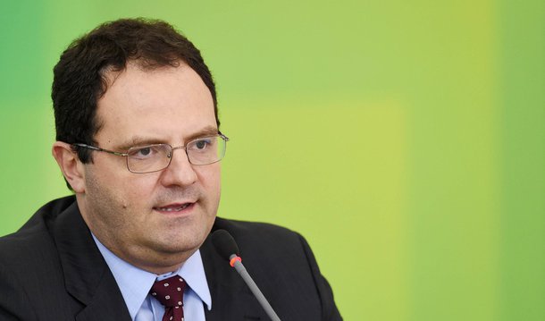 Para o ministro do Planejamento, Nelson Barbosa, a derrubada do veto da presidenta Dilma Rousseff ao projeto de lei que prevê reajustes de 53% a 78,56% para o Poder Judiciário "é incompatível com a estabilidade fiscal e o esforço do governo para reequilibrar as contas públicas"; ele também considerou o aumento "indefensável do ponto de vista social e fiscal" e disse temer que a derurubada do veto gere um efeito cascata em outros órgãos, além de respingar nos estados e municípios; votação pela manutenção ou não do veto presidencial será feita pelo Congresso nesta terça-feira (22)