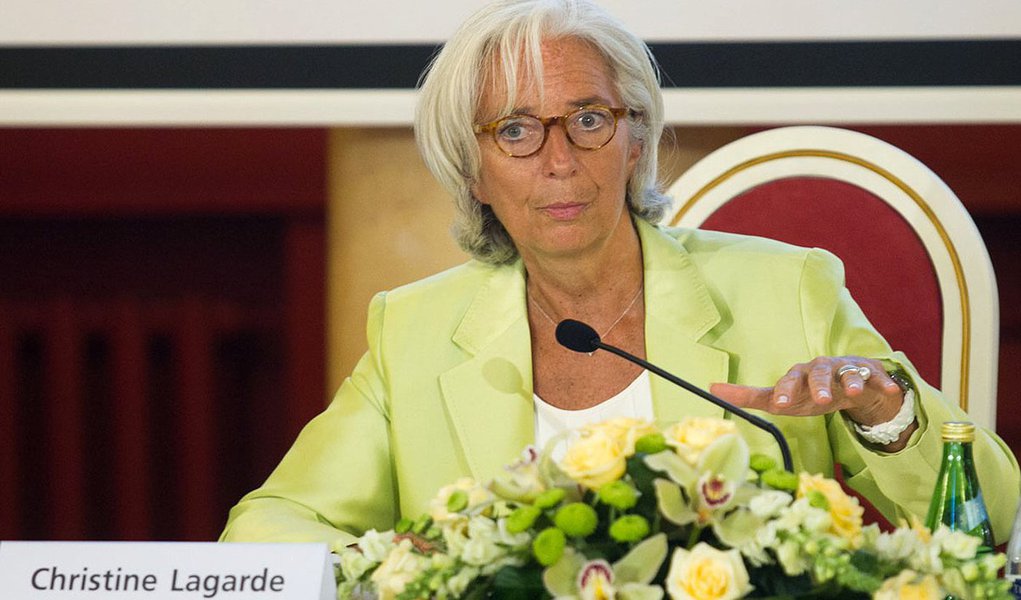 Diretora do Fundo Monetário Internacional (FMI), Christine Lagarde, pediu aos países do G20 que mantenham o processo de reformas estruturais com o objetivo de restaurar "a confiança na recuperação em curto prazo"; segundo ela, "o crescimento está abrandando" em todo o mundo e, por isso, é importante continuar a falar das reformas"; " É importante aumentar a confiança na recuperação em curto prazo, acrescentou; declarações ocorrem dois dias após o FMI alertar que "existem maiores riscos de que a recuperação descarrile, no momento em que a economia global é altamente vulnerável a choques adversos"