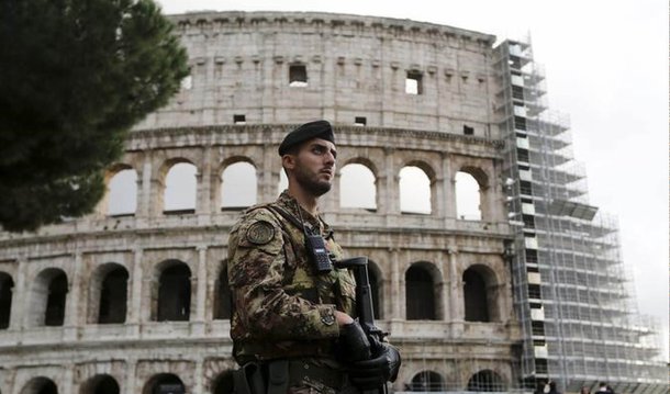 O anfiteatro romano Coliseu, um dos principais pontos arqueológicos da Itália, terá a segurança reforçada com a instalação de detectores de metais; governo diz que decisão foi tomada após a morte de 129 pessoas provocada por militantes islâmicos na França; funcionários da segurança do Coliseu já tinham detectores de metais manuais, mas a atualização deve garantir uma maior proteção ao local onde os gladiadores romanos se enfrentavam na antiguidade