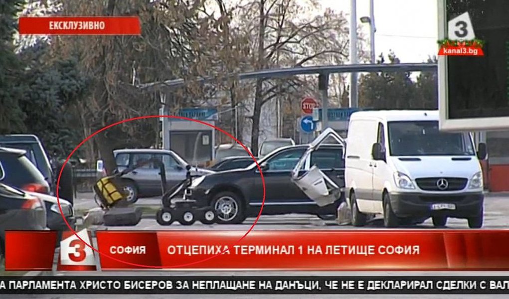 "Um artefato explosivo foi encontrado em uma van", disse Daniela Veleva, porta-voz do aeroporto internacional da capital Sófia; polícia búlgara esvaziou anteriormente uma seção do Terminal 1 do aeroporto, enquanto malas na van eram revistadas