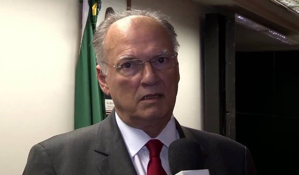 Roberto Freire, presidente nacional do PPS, passou por constrangimento ontem ao embarcar para São Paulo, no aeroporto de Brasília; passageiros que aguardavam voos fizeram coro de “golpista”, segundo o colunista Ilimar Franco; o episódio ocorreu na mesma hora em que Temer tomava posse