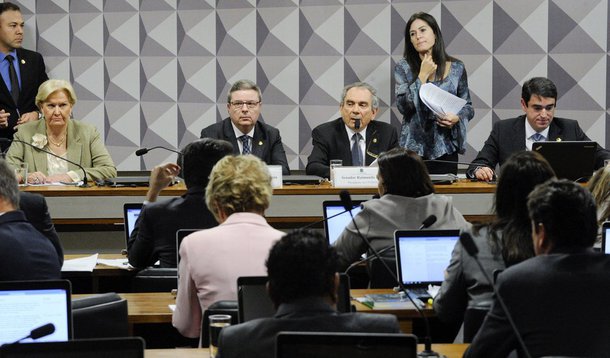 Comissão Especial do Impeachment no Senado aprovou nesta quarta-feria, 27, que os autores da denúncia que deu origem ao processo de impeachment, Janaína Paschoal e Miguel Reale Júnior, serão ouvidos nesta quinta-feira, 28; já na sexta-feira, 29, será ouvido o advogado-geral da União, José Eduardo Cardozo, responsável pela defesa da presidente Dilma Rousseff; também serão ouvidos Nelson Barbosa (Fazenda) e Kátia Abreu (Agricultura), além de um representante do Banco do Brasil; confira quem mais será ouvido na comissão