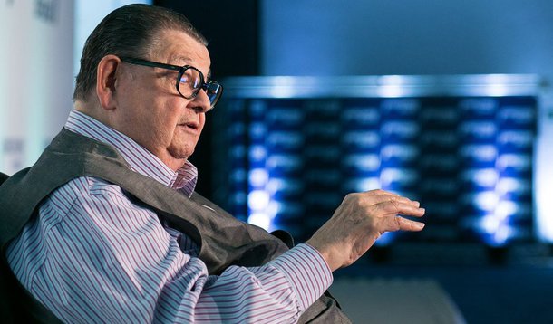 Ex- ministro Delfim Netto critica ‘ intervenções voluntaristas’ da presidente Dilma Rousseff na economia, como tentativa de reduzir o preço da gasolina; “Na conjuntura de crise atual, haverá sempre uma pressão muito grande por medidas de estímulo, que mexem com o pendor populista dos governos, como aconteceu com esse movimento para baixar os preços da gasolina, que foi abortado..Isso foi uma medida de oportunismo indecente”, disse