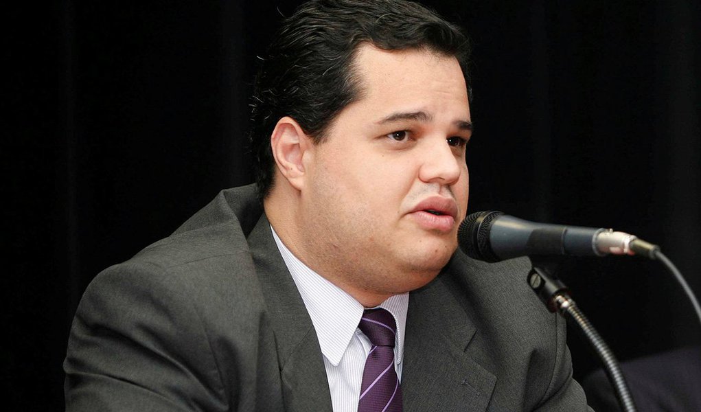 O secretário Sebastião Uchoa, o mesmo dos tempos das decapitações, fugas, rebeliões e barbáries no Complexo Penitenciário de Pedrinhas, continua usando as redes sociais para questionar o trabalho desenvolvido pelo atual gestor da Sejap, Murilo Andrade; para o atual secretário, os que reclamam da pacificação devem estar incomodados com o fato do Estado, hoje, ter o controle do sistema prisional; “Penso que na falta de notícia ruim, eles inventam alguma coisa. Lá não é a Suíça, mas em vista do que era antes, está muito melhor”, observa