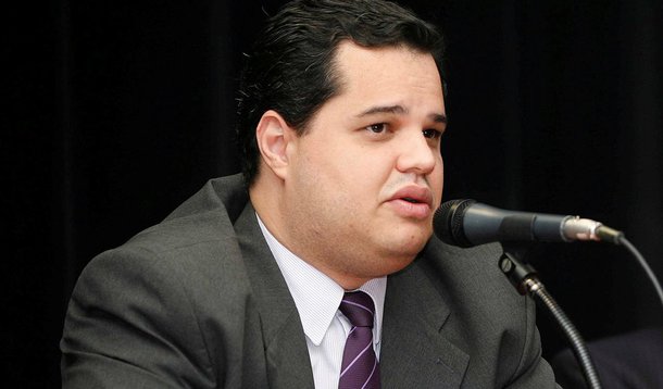 O secretário Sebastião Uchoa, o mesmo dos tempos das decapitações, fugas, rebeliões e barbáries no Complexo Penitenciário de Pedrinhas, continua usando as redes sociais para questionar o trabalho desenvolvido pelo atual gestor da Sejap, Murilo Andrade; para o atual secretário, os que reclamam da pacificação devem estar incomodados com o fato do Estado, hoje, ter o controle do sistema prisional; “Penso que na falta de notícia ruim, eles inventam alguma coisa. Lá não é a Suíça, mas em vista do que era antes, está muito melhor”, observa