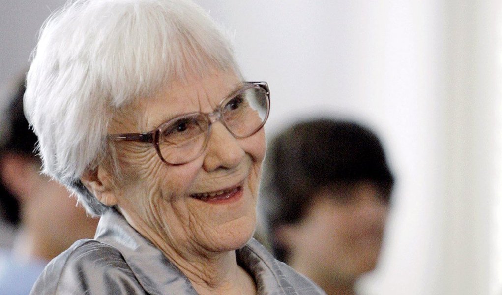 Escritora norte-americana Harper Lee, autora de O Sol é Para Todos, morreu nesta sexta-feira, 19, aos 89 anos; fontes próximas a escritora disseram que ela morreu na localidade de Monroeville, no estado do Alabama, onde nasceu e passou maior parte da sua vida; sucesso de seu primeiro livro, publicado em 1960 e vencedor do Pullitzer de ficção, transformou a autora em uma celebridade literária, especialmente nos EUA; seu segundo livro, Vá, Coloque um Vigia, foi lançado no ano passado