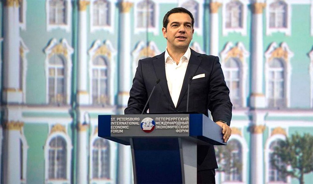 Reconduzido ao Poder na Grécia, o primeiro-ministro Alexis Tspiras, disse nesta segunda-feira, 21, que o governo vai se focar em restaurar a estabilidade na economia e no sistema bancário do país, e em discutir um alívio da dívida com os credores; "O objetivo imediato do período por vir é a restauração completa da estabilidade na economia e na operação de bancos e na ampliação do terreno que ganhamos nas negociações (com os credores), sendo a primeira batalha crucial o alívio da dívida", disse Tsipras