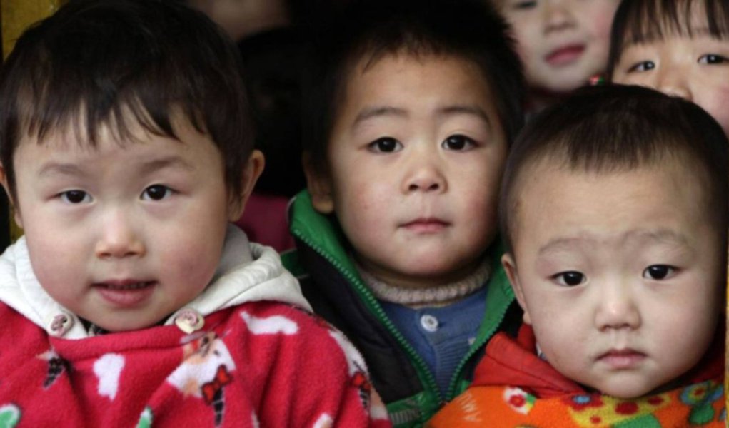 Após mais de 30 anos, governo chinês vai permitir que os casais tenham dois filhos; política do filho único está em vigor no país desde 1979 no país, mas nos últimos anos, teve as regras afrouxadas, com exceções para a população rural, casais sem irmãos e minorias étnicas