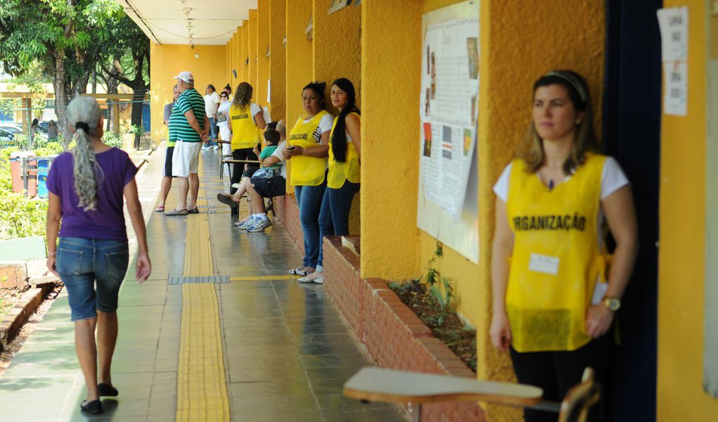 A Secretaria da Criança do Distrito Federal decidiu recontar os votos de 18 equipamentos e só anunciar nesta terça-feira (6) o resultado definitivo da eleição para conselheiros tutelares; a pasta informou que 26 equipamentos apresentaram falhas; havia 1,6 mil urnas em 21 pontos de votação