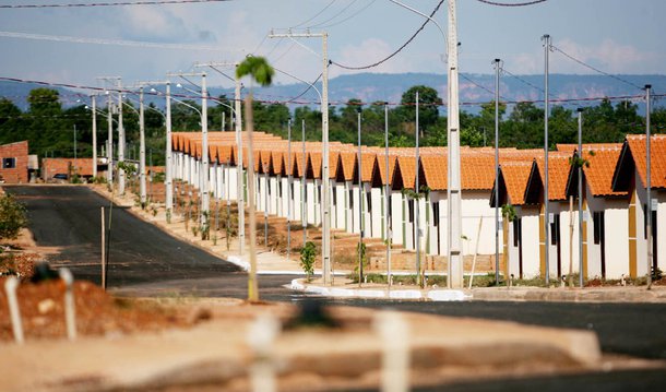 Em meio à proposta de Orçamento enviada ao Congresso, que prevê déficit de R$ 30,5 bilhões em 2016, o governo federal admite que o programa pode sofrer redução nos investimentos; “É um programa de grande impacto social e orçamentário e a Fase 3 certamente vai ser a continuidade, evidentemente ajustada à disponibilidade orçamentária", declarou o ministro das Comunicações, Ricardo Berzoini, após reunião com o núcleo político da presidente Dilma Rousseff; terceira etapa está prevista para ser lançada nesta quinta-feira, 10