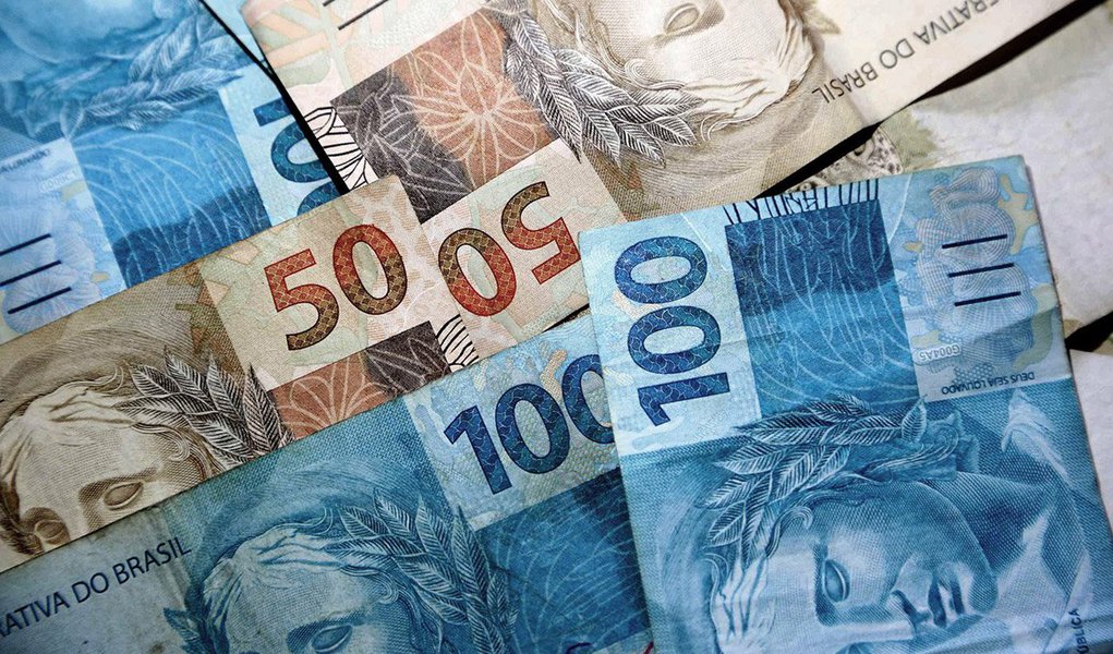 A Secretaria Estadual da Fazenda informou que o governo do Rio deve pagar o salário de janeiro dos servidores estaduais nesta quinta-feira (11); o montante dos servidores a ser pago pelos bancos deve superar R$ 1,5 bilhão para mais de 497 mil servidores; alguns bancos devem demorar um pouco mais para compensar o dinheiro, que pode chegar no máximo até esta sexta (12)