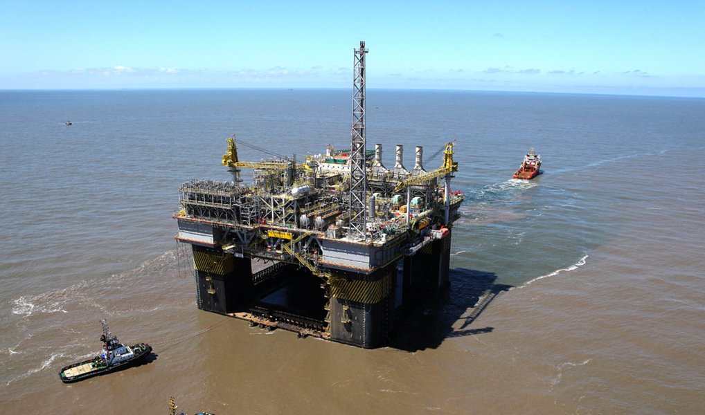 Diretor-executivo da petrolífera Barra Energia, Renato Tadeu Bertani, avalia que a necessidade de colocar no mercado aproximadamente 60 milhões de barris de petróleo novo por dia até 2040, deverá fazer com que as epresas do setor invistam até US$ 1 trilhão para assegurar a continuidade do desenvolvimento econômico sustentável de longa duração; "Não há dúvidas de que a província do pré-sal, que é extremamente nova e promissora, e o Brasil é um dos países que poderá atrair uma parte significativa destes recursos", disse 