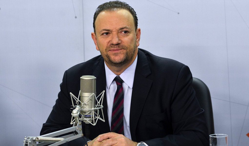Após o Instituto Brasileiro de Geografia e eStatísticsa (IBGE) anunciar que  Produto Interno Bruto (PIB) do Brasil encolheu 3,8% em 2015, o ministro da Comunicação Social, Edinho Silva, afirmou que o governo está tomando as medidas necessárias para que a economia do país se recupere o mais rapidamente possível
