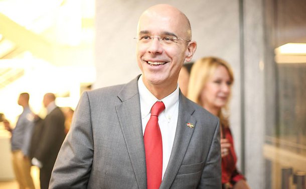 "Não há nenhum ponto tão baixo que não possa melhorar, desde que se encontre a agenda correta. O governo que está aí foi eleito democraticamente", afirma o presidente do Santander no Brasil, Sérgio Rial; "Não é a ruptura que vai levar a uma solução", ressalta o executivo; "Tenho certeza de que a presidente tem as melhores intenções. Vejo com tristeza a intolerância que se espalhou pelo país e espero que a gente consiga encontrar um caminho", diz ainda