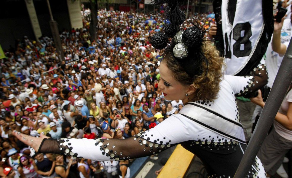 No Rio de Janeiro, o  vertiginoso crescimento dos blocos de rua nas últimas duas décadas significou na verdade a retomada de uma das tradições carnavalescas da cidade, que teve sua origem nos cordões do final do século 19. Cordões e blocos foram, durante muito tempo, termos que se confundiam: chama-se Cordão da Bola Preta o mais tradicional bloco do carnaval carioca, fundado em 1918