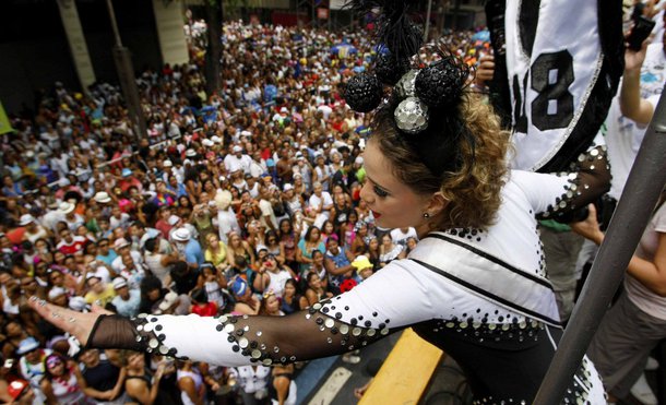 No Rio de Janeiro, o  vertiginoso crescimento dos blocos de rua nas últimas duas décadas significou na verdade a retomada de uma das tradições carnavalescas da cidade, que teve sua origem nos cordões do final do século 19. Cordões e blocos foram, durante muito tempo, termos que se confundiam: chama-se Cordão da Bola Preta o mais tradicional bloco do carnaval carioca, fundado em 1918