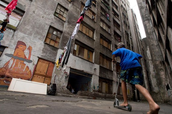 Jornalista Fernando Brito, do Tijolaço, destaca, com base em reportagem da revista Exame, que "14,5 milhões de pessoas escorregaram ladeira abaixo na pobreza, saindo da classe C (até R$ 5.233 de renda familiar) para as D e E (até R$  2.166) só no biênio 2015-2016"