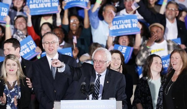 Para o senador democrata Bernie Sanders, a sua vitória na primária de New Hampshire, nessa terça-feira, 9, pode ser entendida como um recado ao sistema de financiamento de campanhas dos Estados Unidos; "Nós mandamos uma mensagem que vai ecoar de Wall Street a Washington, de Maine à Califórnia: o governo de nosso grande país pertence a todos e não apenas a um punhado de financiadores de campanha", disse Sanders, que obteve cerca de 60% dos votos em New Hampshire, segundo informações da CNN; senadora Hillary Clinton ficou que 38%