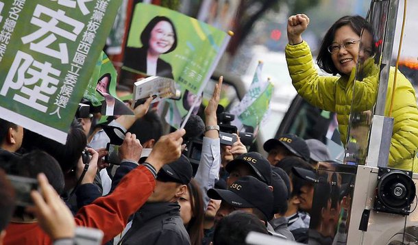 Candidata da oposição, Tsai Ing-wen conseguiu uma vitória eleitoral esmagadora, tornando-se a primeira mulher presidente da ilha; o partido no poder, o Kuomintang (KMT), já admitiu a derrota