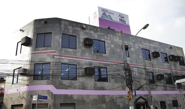 As unidades, inauguradas Secretaria Especial de Políticas para as Mulheres da prefeitura do Rio, estão localizadas em Madureira, na zona norte, e Realengo, na zona oeste; tratam-se de centros de cidadania, resgate e fortalecimento da autoestima das mulheres; além de acolher mulheres vítimas de violência, as casas também prestam apoio psicológico, emitem documentos e oferecem cursos de capacitação