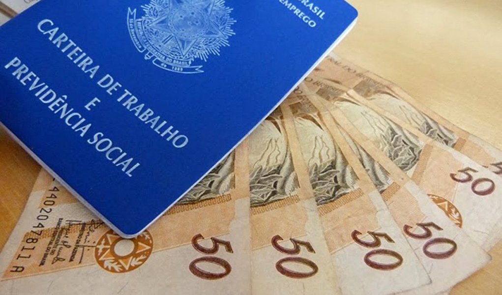 O governo do Rio anunciou que irá pagar a segunda parcela do 13º salário dividida em cinco vezes; a primeira parte do pagamento será depositada ao longo desta quinta-feira (17); a medida será aplicada aos servidores ativos, inativos e pensionistas do Poder Executivo; o último pagamento será feito no dia 18 de abril; o valor total pago pelo governo do Rio é de R$ 723 milhões pagos a 505.371 servidores e pensionistas