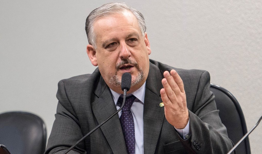 Incumbido da articulação política do Planalto há um mês, o ministro-chefe da Secretaria de Governo, Ricardo Berzoini, diz que o ex-presidente Lula "é um nome muito competitivo, mas que não é a única opção do PT" para 2018; Berzoini é mais um a criticar os métodos da Polícia Federal na investigação que resultou em busca e apreensão de documentos no escritório de um dos filhos do ex-presidente Lula, inclusive na intimação, que aconteceu às 23h; "É bom lembrar que essa Operação Zelotes investiga muitas megaempresas. E é curioso que ela hoje tenha um foco que pareça essencialmente político, voltado para alguém com uma liderança histórica no País. Acho muito estranho haver uma intimação às 23 horas para um cidadão que tem endereço fixo e que não está tentando evitar nada"