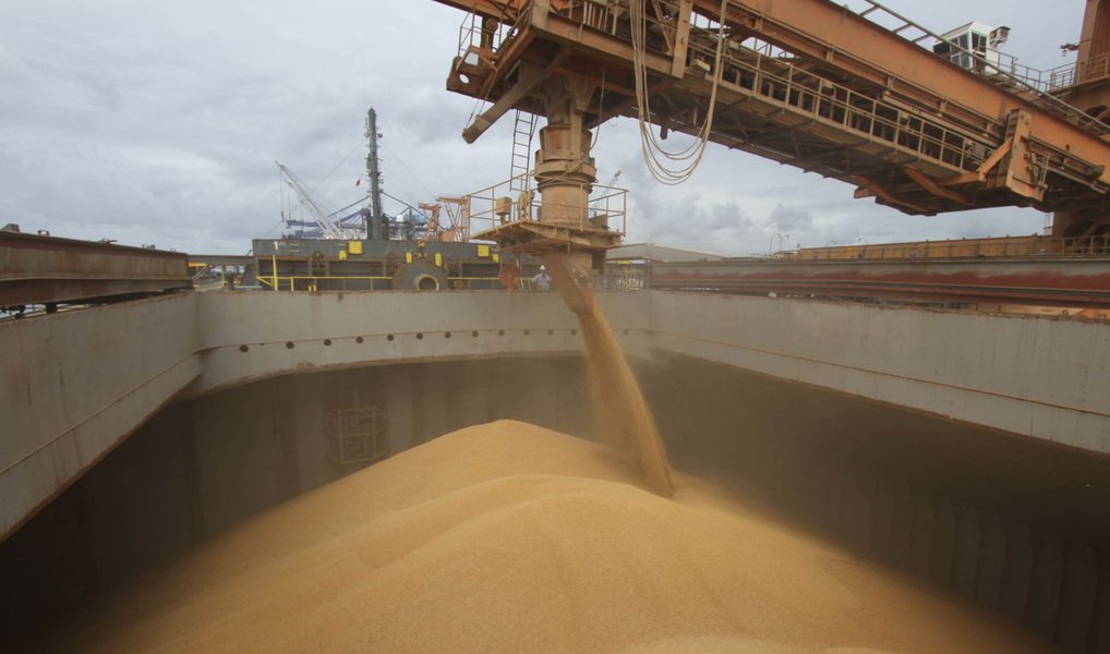 China ampliou em 47,2% as importações de soja produzida pelo Brasil ao longo do mês de outubro quando em comparação com o mesmo mês do ano anterior; volume chegou a 3,88 milhões de toneladas; no acumulado anual até outubro, as importações de soja do Brasil pelos chineses aumentaram 18%, alcançando 36,9 milhões de toneladas