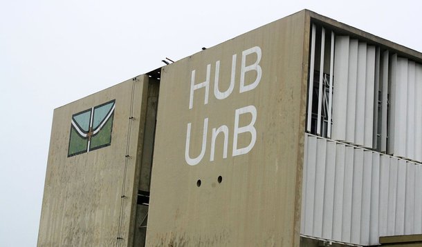 A UTI Adulto do Hospital Universitário de Brasília (HUB-UnB) volta a operar com os dez leitos funcionando normalmente; a unidade recebeu o reforço de quatro novos médicos, aprovados em concurso público promovido pela Empresa Brasileira de Serviços Hospitalares (Ebserh); com a reabertura da UTI, a instituição volta a normalizar a realização de cirurgias de grande porte; além dos quatro médicos que vão atuar na UTI Adulto, também foram contratados mais três profissionais para a UTI Neonatal e outros quatro para a Unidade de Pacientes Críticos