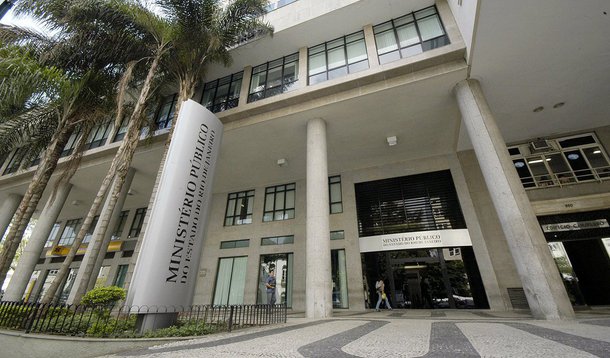 Ação civil movida pelo Ministério Público (MP-RJ) em agosto de 2015 contra a organização social Instituto SAS denuncia a tentativa de um dos dirigentes da OS de vender a instituição por R$ 100 milhões; de acordo com o MP, o acusado da manobra ilegal seria Fábio Berti Carone, empresário que chegou a ser preso em 2012 por desvios de recursos públicos em hospitais de São Paulo; a OS SAS também é acusada de desviar quase R$ 11 milhões dos cofres públicos