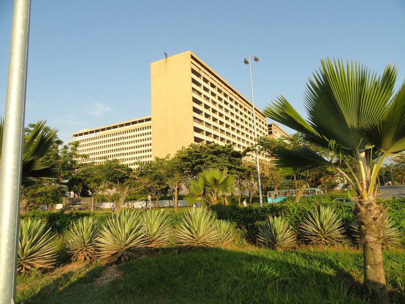 Na Universidade Federal do Rio de Janeiro (UFRJ), a maior do país, o curso de pedagogia, com cerca de 750 alunos, teve de interromper as aulas por causa de uma infiltração na estrutura do edifício onde funciona a faculdade