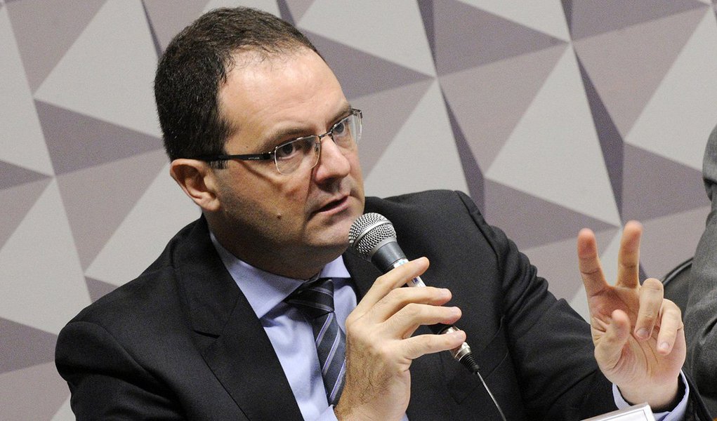 O ministro da Fazenda, Nelson Barbosa, defendeu a presidente Dilma Rousseff na sessão comissão especial do impeachment no Senado; segundo ele, a presidente não cometeu crime de responsabilidade  e que os seis decretos de crédito suplementar citados no pedido de impeachment da presidente Dilma, somando R$ 95,9 bilhões, foram baseados em remanejamento de recursos, excesso de arrecadação ou superávit financeiro Executivo e avançou depois de inúmeras negociações com o Congresso; ele também disse "considerar não haver base legal para o pedido de impeachment da presidenta da República"