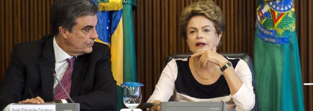 Para o ministro da Advocacia-Geral da União (AGU), José Eduardo Cardozo, a banalização do impeachment da presidente Dilma Rousseff seria um ato capaz de inviabilizar o país para investimento: "Que segurança jurídica terão os mercados para garantir uma possibilidade de crescimento do país quando o sistema se mostraria tão frágil? Superar o impeachment é fundamental para o país avançar e sair da crise"; ele garante que, após a vencer a votação, a presidente Dilma vai governar, mesmo com o ex-presidente Lula nomeado na Casa Civil; "[Lula] teria muito a contribuir, o que em nenhum momento traria restrição ao exercício do mandato e à capacidade decisória da presidenta", diz