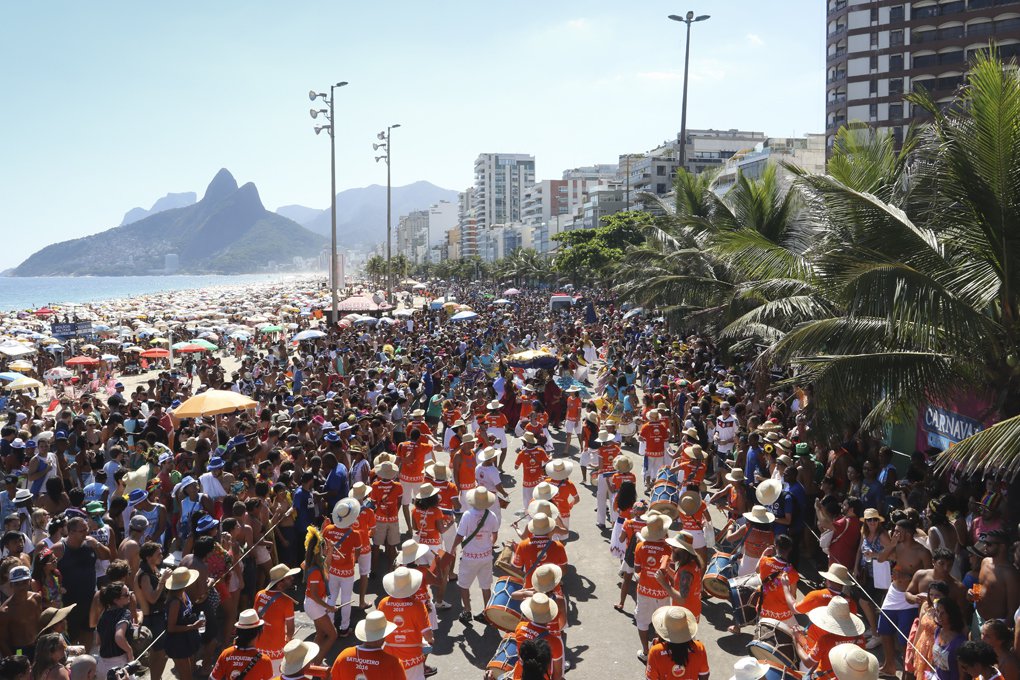 Sete blocos devem desfilar pelas ruas do Rio de Janeiro nesta Quarta-feira de Cinzas (10), segundo a programação oficial da prefeitura; o Já Tô com Saudade inicia a festa pelas ruas da Ilha do Governador, na zona norte da cidade, saindo da Praia da Bica; à tarde, são mais seis blocos: Chave de Ouro, no Engenho de Dentro, na zona norte, Samba Trançado, em Paciência, na zona oeste, Banda do Village, na Ilha do Governador, Planta na Mente, na Lapa, no centro, Bloco da Apuração daos Embaixadores da Folia, também na Lapa, e Batuque das Meninas, no Catete, na zona sul