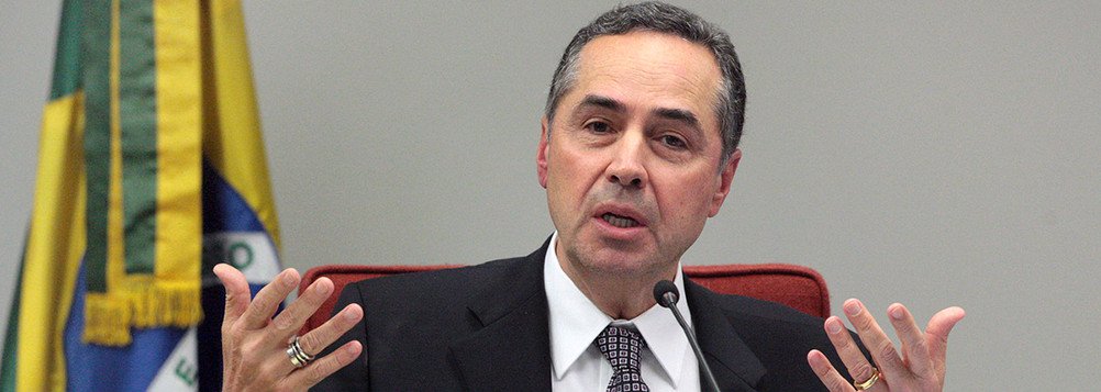 Jornalista Paulo Nogueira, do Diario do Centro do Mundo, afirma que o ministro Gilmar Mendes "se vale da omissão generalizada – excetuada aí a voz das ruas – para continuar a cometer suas barbaridades"; o blogueiro lembrou que, numa sessão do STF, o ministro Luis Roberto Barroso (foto) "disse que não se comporta como se estivesse num diretório acadêmico e nem age como comentarista político"; "Era uma referência ao vociferante colega Gilmar", diz o jornalista; "Barroso não tem escolha. Ou ele mostra à sociedade que Gilmar não é referência de juiz e o desmascara vigorosamente – ou passará para história como mais um personagem de um período sinistro da Suprema Corte e da Justiça como um todo"