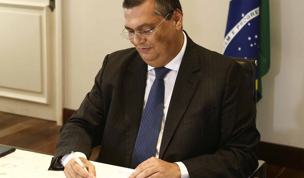 O governador do Maranhão, Flávio Dino, anunciou a implantação de mais um equipamento de saúde, dessa vez, para preencher o vazio assistencial que havia no estado na área de saúde bucal; trata-se do ‘Centro Odontológico de Crianças e Adultos – Sorrir’, que funcionará ao lado da Farmácia Estadual de Medicamentos Especializados (Feme), na Praia Grande; de acordo com o secretário de Estado da Saúde, Carlos Lula, a iniciativa de um centro de média complexidade na área odontológica é pioneira no Brasil