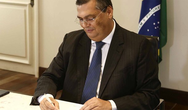 O governador do Maranhão, Flávio Dino, anunciou a implantação de mais um equipamento de saúde, dessa vez, para preencher o vazio assistencial que havia no estado na área de saúde bucal; trata-se do ‘Centro Odontológico de Crianças e Adultos – Sorrir’, que funcionará ao lado da Farmácia Estadual de Medicamentos Especializados (Feme), na Praia Grande; de acordo com o secretário de Estado da Saúde, Carlos Lula, a iniciativa de um centro de média complexidade na área odontológica é pioneira no Brasil