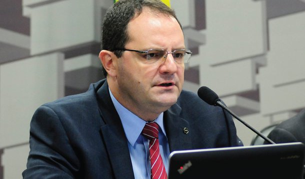 O pedido de autorização ao Congresso Nacional para que o governo tenha déficit primário de até R$ 96,7 bilhões este ano tem por objetivo estabilizar a economia para que a renda e o emprego voltem a crescer, disse nesta quarta (23) o ministro da Fazenda, Nelson Barbosa; segundo ele, o aumento da dívida pública provocado pelo resultado fiscal negativo será temporário, mas necessário para evitar que a recessão se aprofunde