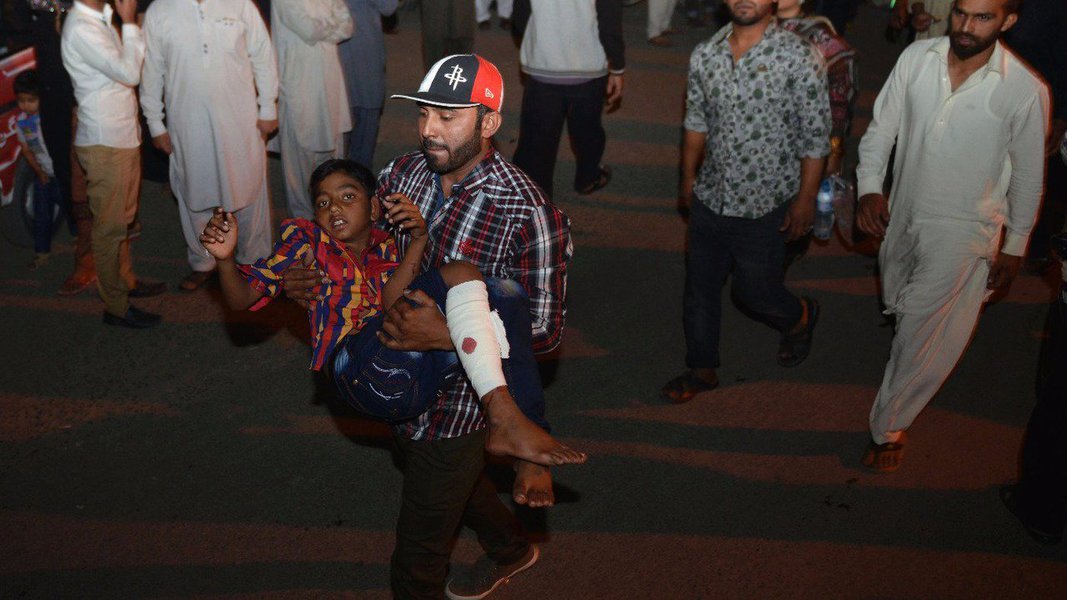 Ataque de homem-bomba aconteceu neste domingo (27) e deixou ainda 290 feridos, a maioria mulheres e crianças, do lado de fora de um parque público na cidade de Lahore, capital de Punjab, coração político do primeiro-ministro Nawaz Sharif; a explosão aconteceu na área de estacionamento, a poucos metros de onde ficam balanços para crianças; grupo taleban Jamaat ul Ahrar assumiu a autoria do e afirmou que o objetivo era atingir os cristãos que celebravam a Páscoa