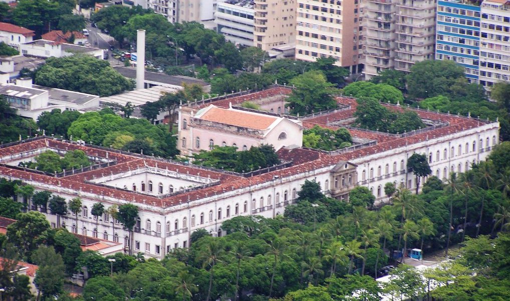 As universidades federais do Rio de Janeiro estão ajustando seus calendários acadêmicos, depois de uma greve que durou quatro meses; na UFRJ, por exemplo, as inscrições para o segundo semestre começaram e se estendem até o próximo dia 23; as aulas serão de 26 de outubro até 18 de março do ano que vem; já na UFF, a maioria dos cursos da área de Exatas e Biomédicas não sofreram paralisação, porém a greve atingiu os cursos de Humanas; as aulas de reposição acontecem desde o último dia 5 e devem seguir até o dia 7 de novembro