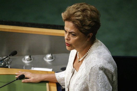 As concessões de Dilma aos entreguistas do PSDB, além de não ganhar o apoio deles, deixam-na isolada na arena política das ruas. Dilma terá que escolher um lado se quiser atravessar esse Rubicão e deixar claro que bandeiras ela defende, pois muito pior que a dureza da oposição é sofrer crise de desconfiança entre os seus dentro da própria casa