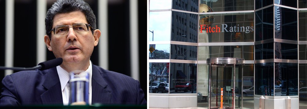 Em nota, a pasta manifestou-se sobre o rebaixamento do Brasil pela agência de classificação de risco Fitch, 11 horas depois de a decisão ser divulgada: “O Ministério da Fazenda reitera a confiança na capacidade da economia brasileira de retomar um ciclo de crescimento após a aprovação do Orçamento 2016, sinalizando um fortalecimento do seu desempenho fiscal”, destacou o texto