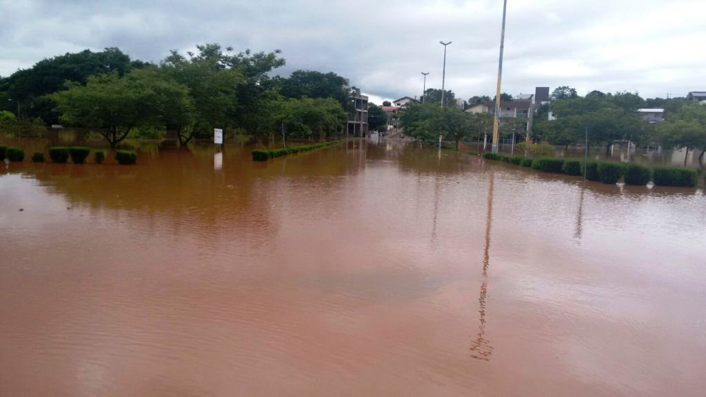 Os temporais que atingem o norte do Paraná desde sábado (9) provocaram estragos em 30 municípios da região; segundo o último boletim divulgado pela Defesa Civil do estado, Jataizinho foi a cidade mais prejudicada, com 350 pessoas desalojadas; mais de 9 mil pessoas já foram afetadas