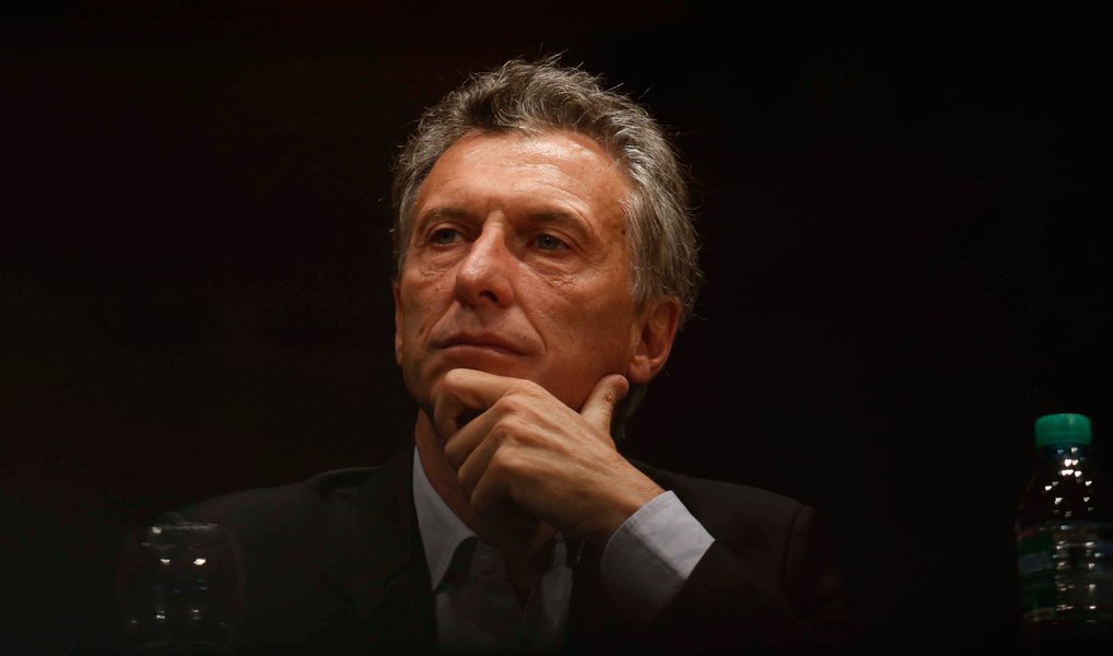 Ministério Público da Argentina denunciou o presidente do país, Mauricio Macri, em razão da divulgação de que ele possui empresas offshores em paraísos fiscais, segundo vazamento de dados da companhia panamenha Mossack Fonseca, no que ficou conhecido como Panamá Papers, Macri era diretor da Fleg Trading, sediada nas Bahamas; promotor federal Federico Delgado pediu que seja aberta ação penal para averiguar se o presidente teria omitido "de maneira maliciosa" a empresa de suas declarações patrimoniais