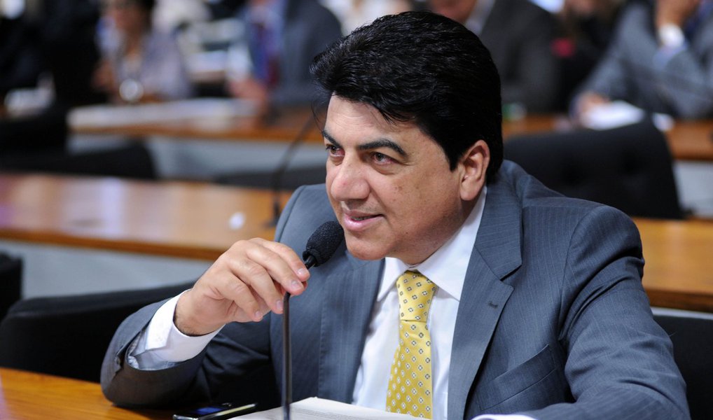 Comissão especial que analisa a Tributação de Bens no Exterior (PL 2.960/15) aprovou nesta quinta-feira, 22, o parecer do deputado Manoel Junior (PMDB-PB) que altera projeto enviado pelo governo para regularizar dinheiro e imóveis de brasileiros no exterior e não declarados; a proposta aprovada fixa em 15% a alíquota de Imposto de Renda na operação, e não em 17,5% como queria o governo