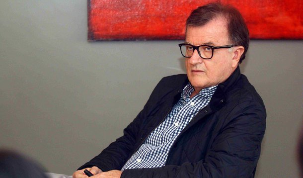 Presidente da Renner, José Galló, há 16 anos no comando de uma das poucas empresas que mostram crescimento na crise, acredita que o descompasso político afeta na economia do país; ele defende uma frente formada com os grandes empresários para buscar o destravamento da economia; empresário ressalta que a crise política gera uma corrente de insegurança, com o consumidor comprando menos e, por consequência, produzindo-se menos e financiando-se menos; Galló defende o ajuste fiscal com ênfase na redução de despesas e não no aumento de impostos