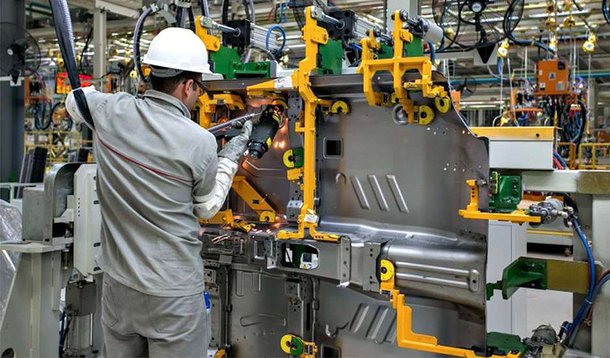 Produção industrial em outubro caiu em dez dos 14 locais pesquisados pelo Instituto Brasileiro de Geografia e Estatística (IBGE) quando em comparação com o mês anterior; maiores quedas foram observadas no Pará (-6%), Paraná (-5,7%), Espírito Santo (-5,1%) e Amazonas (-4,9%); segundo a Pesquisa Industrial Mensal, foram registradas altas nos estados da Bahia (2,2%), Ceará (0,9%), Pernambuco (0,3%) e Santa Catarina (0,2%)