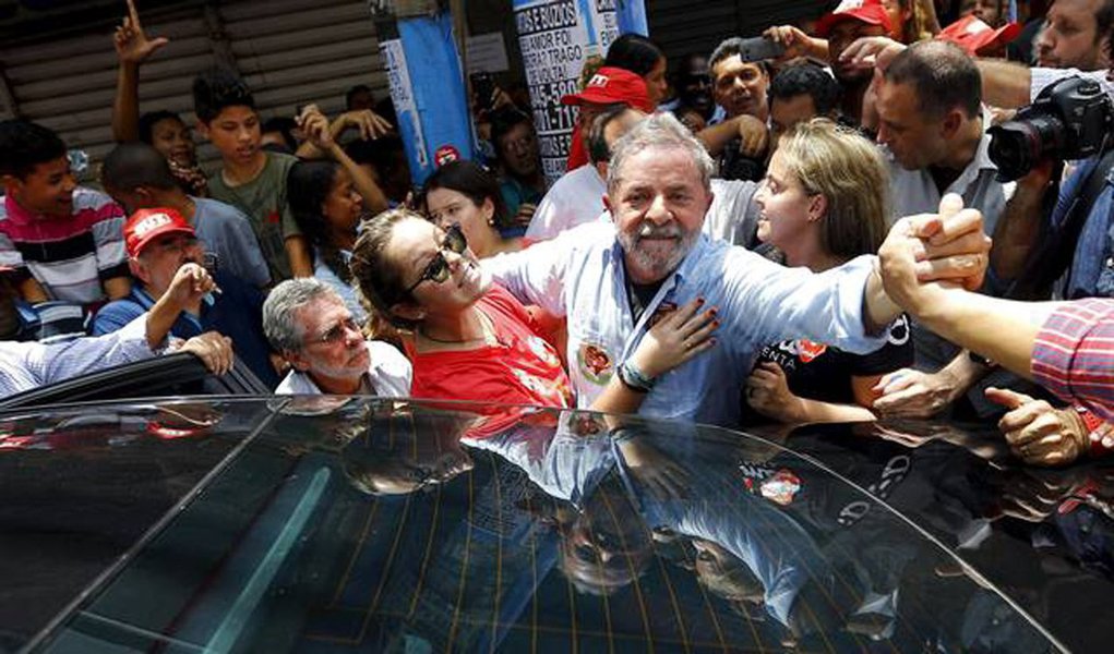 "Só lhe peço, companheiro Lula, que com toda resistência que possa ocorrer, que essa mídia sofra alguma forma de regulação, caso contrário, as pessoas serão sempre manipuladas. Ver pessoas de classe social inferior falar mal do PT e do seu governo, unindo-se a essa corja, nos faz sofrer muito", disse a médica e advogada, Dinália de Mesquita, em carta ao ex-presidente Lula