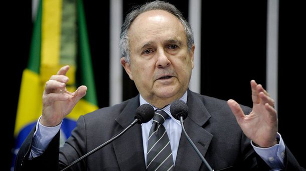 As propostas de endurecimento de leis para combater a corrupção defendidas por procuradores da República estão sendo encampadas pelo senador Cristovam Buarque (PDT-DF); ele apresentou dois projetos de lei que fazem parte de um conjunto de medidas apresentadas no curso das investigações da lava jato