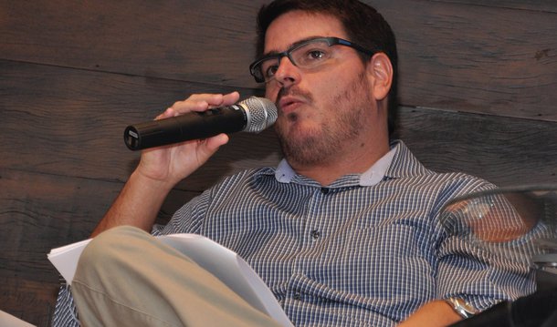 Após ser demitido da Veja, Rodrigo Constantino é agora também ex-funcionário do jornal O Globo; "Recebi hoje uma ligação do editor do jornal O GLOBO com a notícia: nosso “casamento”, com mais de seis anos de duração, chegara ao fim. Motivos não foram apresentados – nem solicitados. Fica-se subentendida a razão desse desligamento, que não pode ter ligação com falta de audiência, já que minha coluna era, sem dúvida, bem lida", afirmou; como fez com a Veja, Rodrigo, após a demissão, saiu atirando contra O Globo; ele reclama de só ter dado uma entrevista rápida para a GloboNews